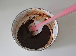 2、香浓巧克力杯子蛋糕 ,再筛入低粉搅拌成可可粉面糊。