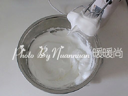 4、香浓巧克力杯子蛋糕 ,将细砂糖分次加入蛋白中,用电动蛋蛋器打至湿性状态(拉出弯钩)。