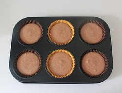 6、香浓巧克力杯子蛋糕 ,将面糊倒入纸杯约8分满。