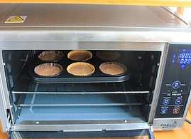 7、香浓巧克力杯子蛋糕 ,10分钟后烤箱预热到达设定的180度,将蛋糕放入烤箱中层、上下火烤约20分钟至表面金黄,用牙签插入蛋糕内部没有粘连即可。烤好后立即拿出烤箱放凉备用。