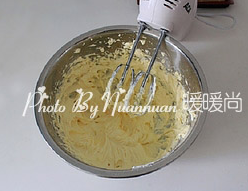 8、香浓巧克力杯子蛋糕 ,奶油奶酪、黄油室温软化,加入糖粉打至体积稍稍变大。