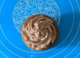 11、香浓巧克力杯子蛋糕 ,在杯子蛋糕上裱适量的奶油霜。