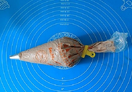 10、香浓巧克力杯子蛋糕 ,将打好的奶油霜装入裱花袋。