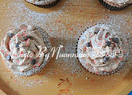 12、香浓巧克力杯子蛋糕 ,撒上巧克力豆、装饰糖和适量的糖粉装饰即可。