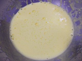 3、原味基础戚风蛋糕,蛋黄中加入主料中标注的水、细砂糖、玉米油,用打蛋器打至体积变大,颜色变浅的蓬松状态。油脂的颗粒越小,分布越均匀。用手动打蛋器就可以完成。