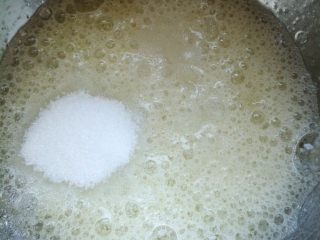 6、原味基础戚风蛋糕,用柠檬汁更好一些,可以去腥提香。都不加也可以。打发到如图的鱼眼泡状态,加入辅料中标注的三分之一的细砂糖,继续打发。细砂糖的颗粒摩擦能带入空气