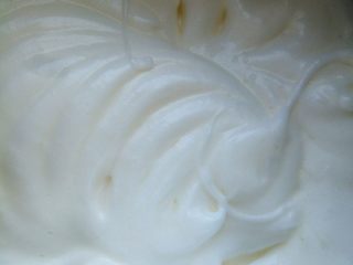 7、原味基础戚风蛋糕, 打发到图片这种痕迹明显的状态,加入辅料中标注的三分之一的细砂糖,继续打发。