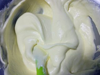 11、原味基础戚风蛋糕,此时的蛋白是如图的,一块一块像固体的状态。仍然以十字方式,从底部翻起蛋黄糊,借重力作用辅助混合。