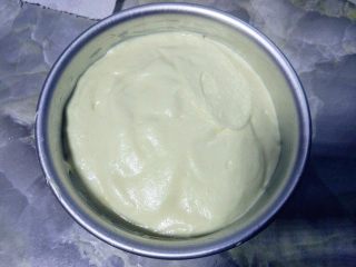 12、原味基础戚风蛋糕,拌匀后是细腻粘稠,体积和未混合前并无多大区别。没有白色成块儿的蛋白,打蛋盆底部也没有残余的蛋黄糊。否则就是消泡了。倒入模具中,表面大致抹平