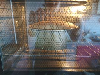 13、原味基础戚风蛋糕,端住八分满的模具震几下,颠出气泡之后,入预热好的烤箱中下层,上下火130度,烤70-80分钟左右。