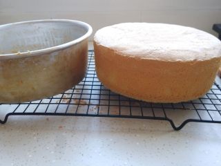 14、原味基础戚风蛋糕,烤到一半时间,应该是表面没有怎么上色,顶部稍稍鼓起的状态。到临近结束的时候,顶部会比中途稍稍低一点,出炉倒扣后顶部基本回复平的了。