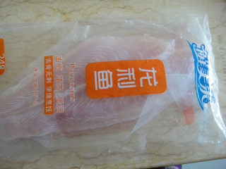 1、松仁鱼米,龙利鱼解冻