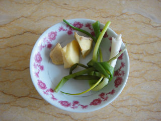 5、松仁鱼米,准备生姜片和小葱