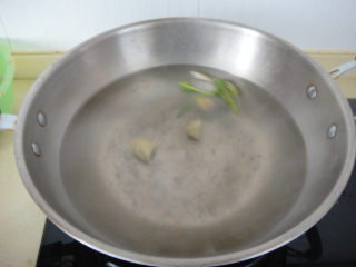 8、松仁鱼米,再把葱和姜片倒入锅中大火煮2分钟