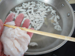 9、松仁鱼米,之后转中火用筷子把鱼泥均匀的刮入锅中