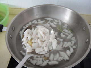 10、松仁鱼米,鱼米全部做好后锅也开了这样做好的鱼米全部浮起，捞起待用。