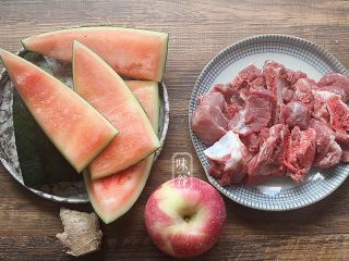 1、西瓜翠衣消暑靓汤,准备好材料，简单清洗一下。