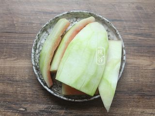2、西瓜翠衣消暑靓汤,西瓜皮洗净，去掉绿皮，贴近瓜皮处的瓜肉留少许；