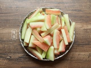 3、西瓜翠衣消暑靓汤,将西瓜皮切成小块或条状；