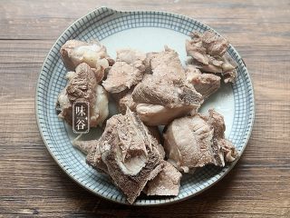 4、西瓜翠衣消暑靓汤,猪扇骨放到锅里加水大火煮开，1分钟后，猪腱肉的血水出来了。然后把肉捞出来冲洗，去掉浮沫后待用。