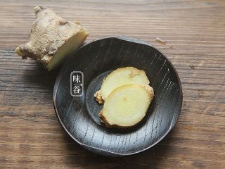 5、西瓜翠衣消暑靓汤,切两片姜备用；