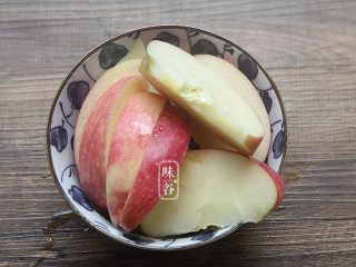 6、西瓜翠衣消暑靓汤,苹果切块，去不去皮随自己喜好；
