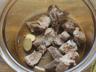 7、西瓜翠衣消暑靓汤,将猪骨和姜片放入汤煲里；