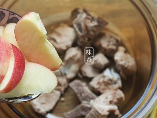 8、西瓜翠衣消暑靓汤,加入苹果；