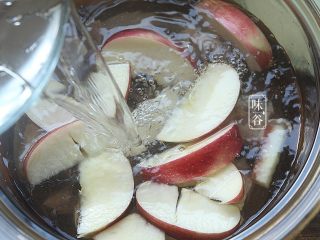 9、西瓜翠衣消暑靓汤,放入适量清水。(水量：大约2L左右)