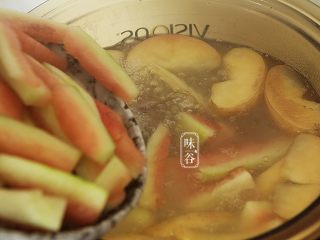 11、西瓜翠衣消暑靓汤,1小时后放入西瓜块，大火煮开后继续小火煮20分钟；