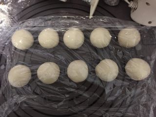 5、莲蓉蛋黄酥,把水油皮团和酥皮团分别分成10等份，松弛半小时以上，一定要用保鲜膜盖好