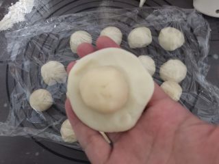 6、莲蓉蛋黄酥,取一个水油皮小团包上油酥小团，一个一个都包好，一共10个，松弛一会