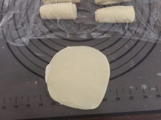 13、莲蓉蛋黄酥,压扁擀开