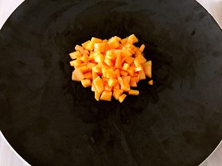 1、迷你小菠萝,准备好果粒或豆沙