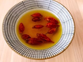 2、迷你小菠萝,栀子花用清水浸泡（和面时在煮开）