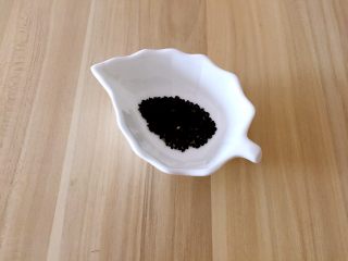 3、迷你小菠萝,准备好黑芝麻