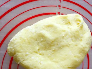 5、迷你小菠萝,澄面＋生粉＋砂糖调匀用煮开的栀子花的水把面烫熟揉匀