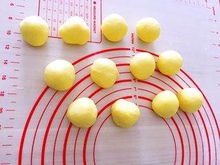 8、迷你小菠萝,分成每个30g的小剂子