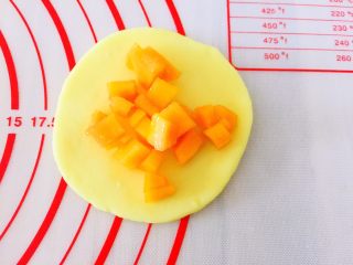 10、迷你小菠萝,用手捏圆放入果粒或豆沙哦