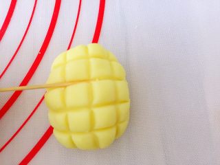 12、迷你小菠萝,用牙签压出网格