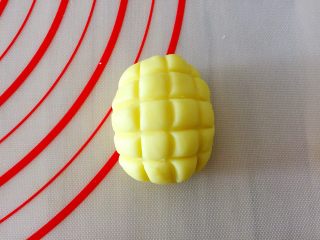 13、迷你小菠萝,压好的面坯