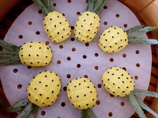 16、迷你小菠萝,做好的小菠萝放入蒸笼