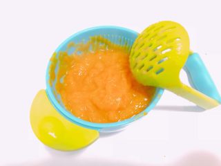 2、#宝宝辅食#南瓜磨牙棒 10M+,南瓜去皮蒸熟后，取出研磨成泥