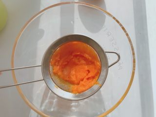 3、#宝宝辅食#南瓜磨牙棒 10M+,南瓜泥过筛备用