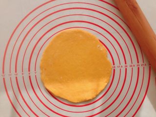 7、#宝宝辅食#南瓜磨牙棒 10M+,将醒好的面团压扁，用擀面杖擀成5mm厚的饼状