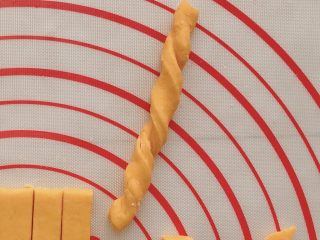 9、#宝宝辅食#南瓜磨牙棒 10M+,捏住两端扭一扭；