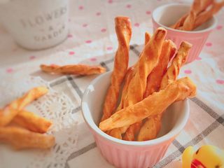 13、#宝宝辅食#南瓜磨牙棒 10M+,刚烤好的的饼干摸起来没那么硬，等凉了就是硬的啦。宝宝手指食物，很健康哦。