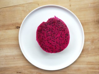 5、营养虾仁健康水果沙拉,火龙果去皮，切块。我这个是红心火龙果，也可以不是红心的。