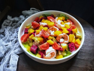 9、营养虾仁健康水果沙拉,所有食材装盘。