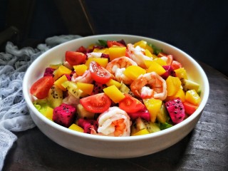 10、营养虾仁健康水果沙拉,撒少许盐，黑胡椒粒即可开吃。美味健康，简单快手！